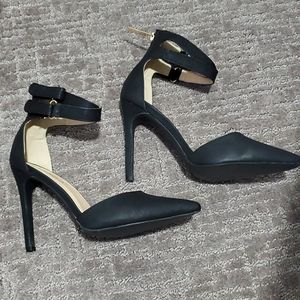 NWT Liliana Heels